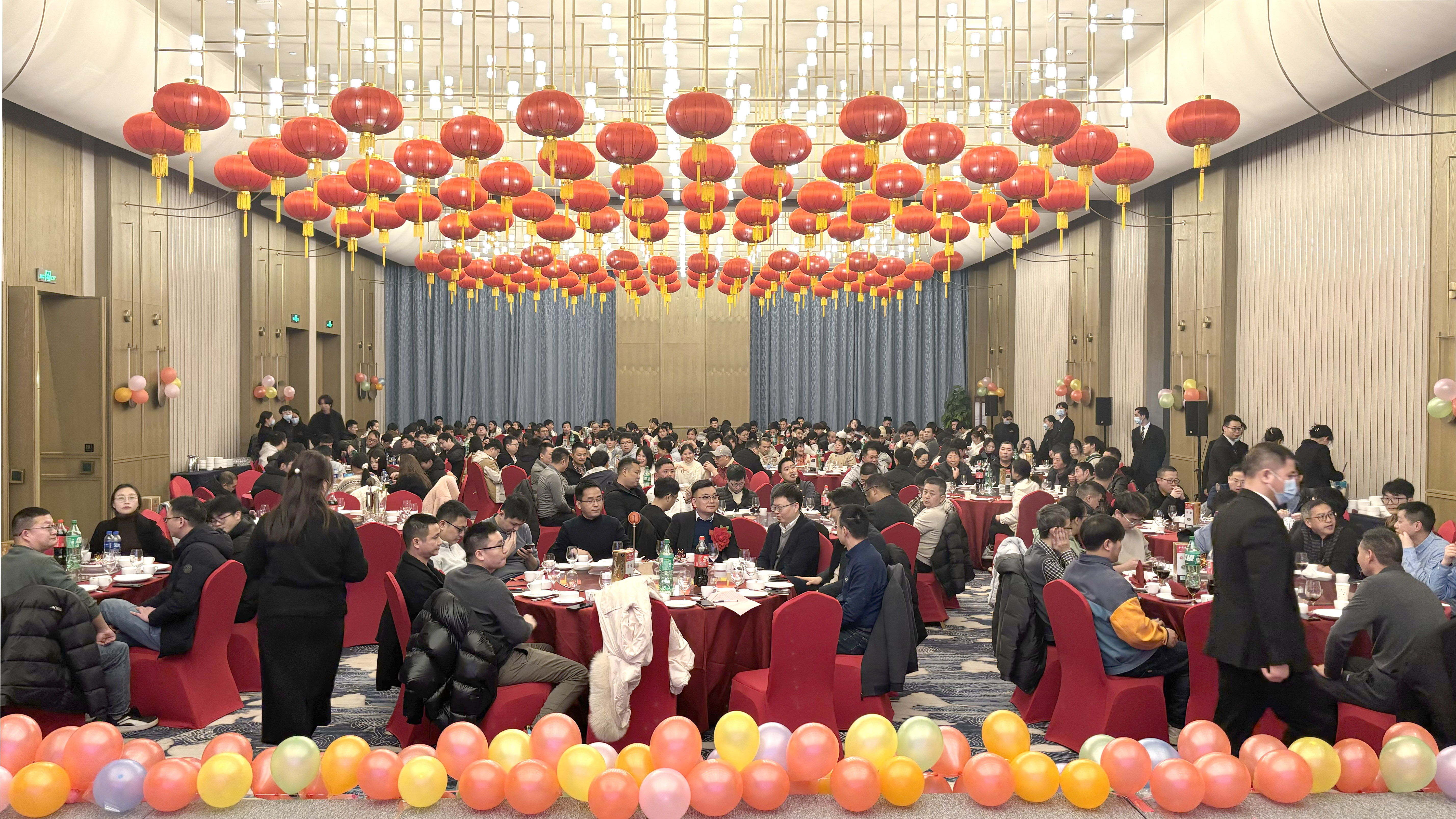 乘风破浪创佳绩 继往开来铸辉煌  乐鱼com微2023年度表彰大会暨2024年迎春晚会胜利召开
